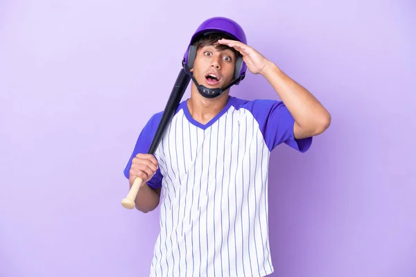 Baseball Kaukasischer Mann Spieler Mit Helm Und Schläger Isoliert Auf — Stockfoto