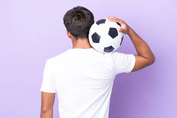 Jonge Blanke Man Geïsoleerd Paarse Achtergrond Met Voetbal — Stockfoto