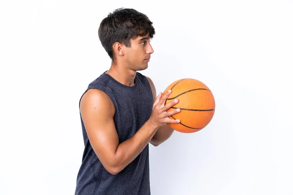 Молодой Кавказский Мужчина Белом Фоне Играет Баскетбол — стоковое фото