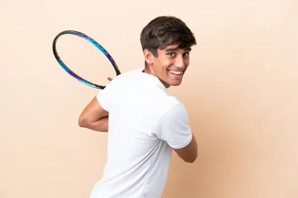 Jonge Kaukasische Man Geïsoleerd Oker Achtergrond Spelen Tennis — Stockfoto