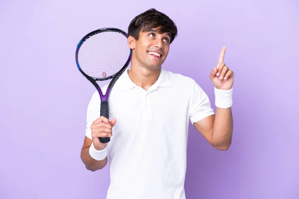 Stilig Ung Tennisspelare Man Isolerad Ocker Bakgrund Pekar Upp Bra — Stockfoto