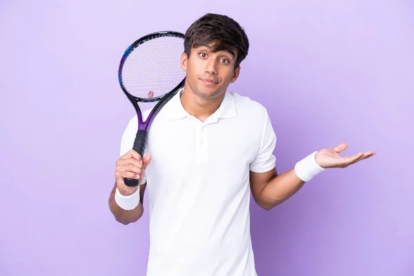 Stilig Ung Tennisspelare Man Isolerad Ocker Bakgrund Har Tvivel Samtidigt — Stockfoto
