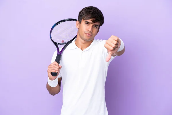 Stilig Ung Tennisspelare Man Isolerad Ocker Bakgrund Visar Tummen Ner — Stockfoto