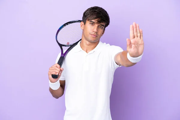 Stilig Ung Tennisspelare Man Isolerad Ocker Bakgrund Gör Stopp Gest — Stockfoto