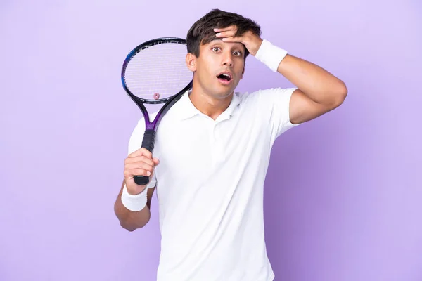 Stilig Ung Tennisspelare Man Isolerad Ocker Bakgrund Gör Överraskning Gest — Stockfoto