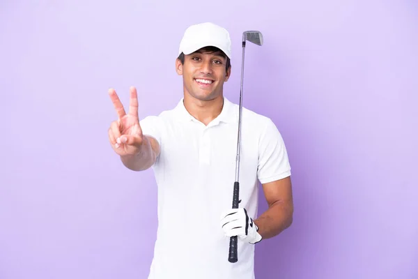 Joven Hombre Caucásico Aislado Sobre Fondo Púrpura Jugando Golf Mostrando —  Fotos de Stock