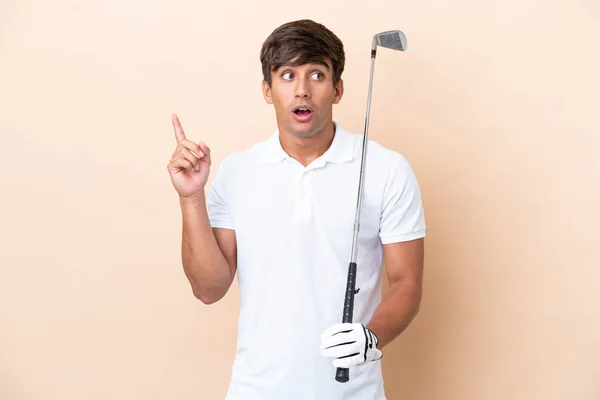 Joven Jugador Golf Hombre Aislado Sobre Fondo Ocre Pensando Una — Foto de Stock