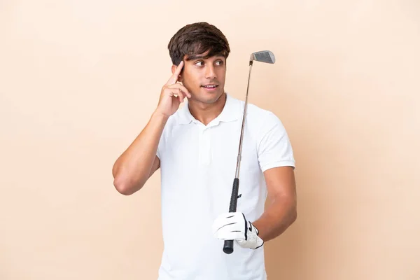 Jovem Jogador Golfe Homem Isolado Outro Fundo Com Dúvidas Pensamento — Fotografia de Stock