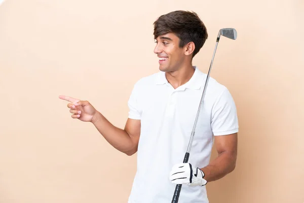 年轻的高尔夫球手男子孤立在奥彻的背景下 指指点点边锋 展示了一种产品 — 图库照片