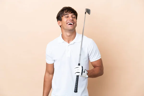 Jonge Golfer Speler Man Geïsoleerd Oker Achtergrond Lachen — Stockfoto