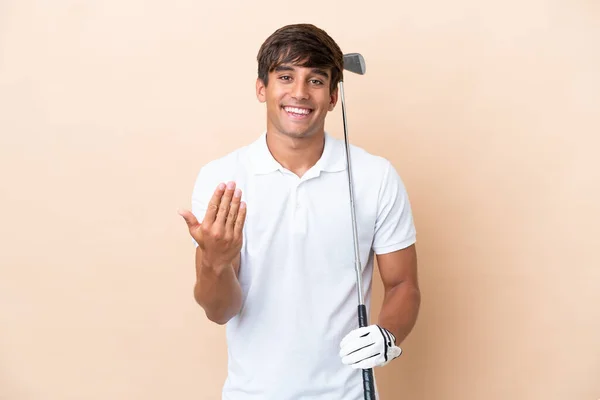 Jovem Jogador Golfe Homem Isolado Fundo Ocre Convidando Para Vir — Fotografia de Stock