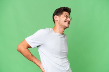 Tecrit edilmiş geçmişi olan beyaz, yakışıklı genç bir adam gayret gösterdiği için sırt ağrısından muzdarip.