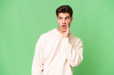 Kafkasyalı yakışıklı, soyutlanmış bir adam. Yan tarafa bakarken sürpriz bir jest yapıp fısıldıyor.