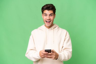 Kafkasyalı yakışıklı bir adam tecrit edilmiş bir geçmişi var. Şaşırdı ve bir mesaj gönderiyor.