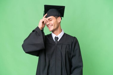 Genç üniversite mezunu Kafkas kökenli, izole bir geçmişle gülüyor.