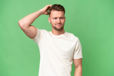 Sarışın, beyaz, soyutlanmış bir geçmişi olan, kafası kaşınan genç bir adam.