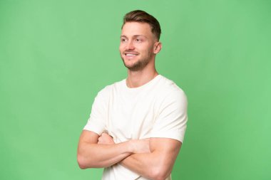 Sarışın, beyaz, soyutlanmış geçmişi olan mutlu ve gülümseyen bir adam.