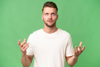 Tecrit edilmiş geçmişi olan genç sarışın beyaz bir adam bunalıma girmiş.