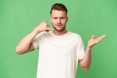 Sarışın, beyaz, soyutlanmış bir geçmişi olan genç bir adam telefon hareketinde bulunuyor.