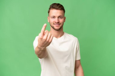 Sarışın, beyaz, soyutlanmış geçmişi olan bir adam geliyor.