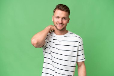 Sarışın, beyaz, soyutlanmış bir geçmişi olan bir adam gülüyor.