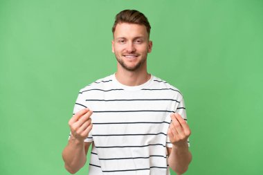 Sarışın, beyaz, soyutlanmış geçmişi olan bir adam para hareketi yapıyor.