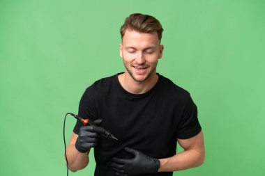 Dövme sanatçısı beyaz adam izole bir arka planda gülümsüyor.