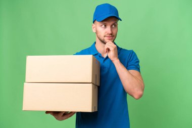 Tecrit edilmiş geçmişi olan beyaz bir adamın şüpheleri ve düşünceleri var.