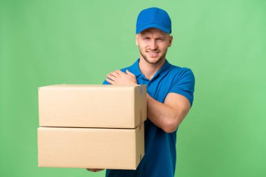 Tecrit edilmiş geçmişi olan beyaz bir adam omuz ağrısından muzdarip.