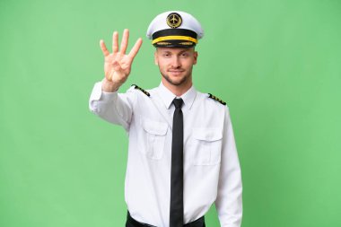 Uçak pilotu izole edilmiş arka planda mutlu ve parmakları olan dört kişi sayıyor.