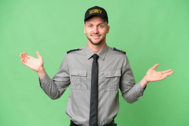 Genç, beyaz, soyutlanmış bir geçmişi ve şok olmuş yüz ifadesi olan bir adam.