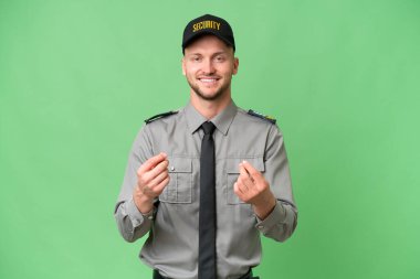 İzole edilmiş geçmişi olan beyaz bir adam para hareketi yapıyor.