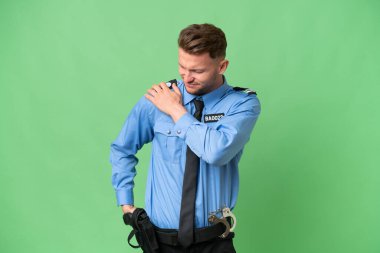 Tecrit edilmiş, omuz ağrısı çeken genç bir polis memuru çaba sarf ettiği için acı çekiyor.