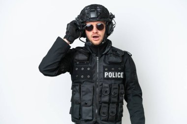 Gözlüklü, şaşırmış, izole edilmiş beyaz arka planı olan SWAT adamı.