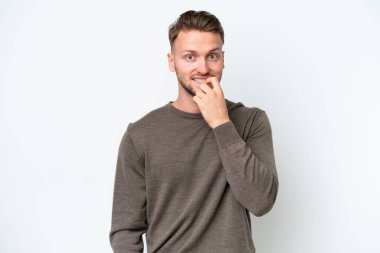 Beyaz arka planda izole edilmiş genç sarışın beyaz adam gergin ve korkmuş.