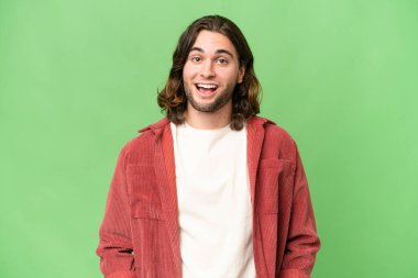 Genç, yakışıklı, soyutlanmış arka planda gülen