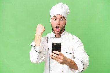 Genç, yakışıklı aşçı, soyutlanmış bir geçmişi var.