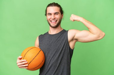 Tecrit edilmiş genç basketbolcu güçlü bir jest yapıyor.