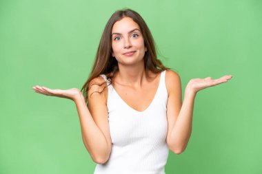 Tecrit edilmiş genç ve güzel bir kadın. El kaldırırken şüphe duyuyor.