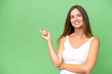 Genç ve güzel bir kadın izole edilmiş arka planda mutlu ve dik duruyor.