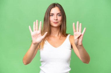 Tecrit edilmiş genç ve güzel bir kadın. Parmaklarıyla dokuz kişi sayıyor.