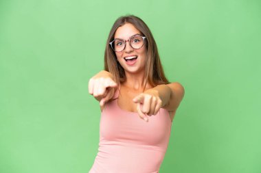 Tecrit edilmiş genç ve güzel bir kadın şaşırmış ve ön tarafı işaret ediyor.