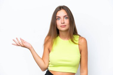 Beyaz arka planda izole edilmiş beyaz bir kadın şüpheli hareketler yapıyor.