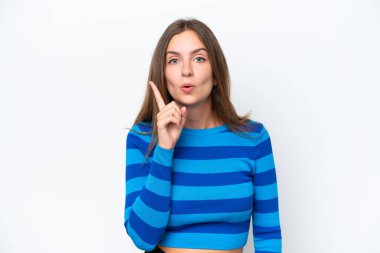 Beyaz arka planda izole edilmiş genç beyaz kadın çözümü bulmak için parmağını kaldırıyor.