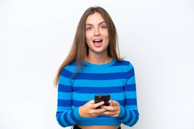Beyaz arka planda izole genç beyaz kadın şaşırdı ve bir mesaj gönderiyor.