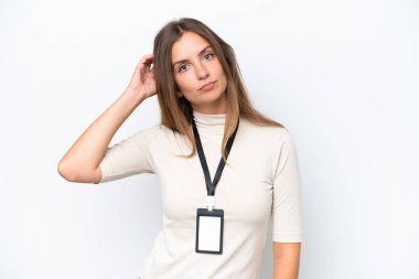 Beyaz arka planda izole edilmiş kimlik kartı olan genç ve güzel bir kadın.