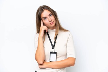 Beyaz arka plana izole edilmiş kimliği olan genç ve güzel bir kadın bir fikir düşünüyor.