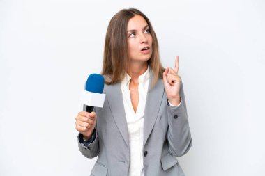 Genç TV sunucusu, beyaz arka planda izole edilmiş beyaz bir kadın.