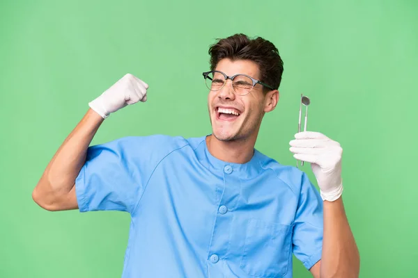 Jovem Dentista Homem Segurando Ferramentas Sobre Fundo Isolado Celebrando Uma — Fotografia de Stock