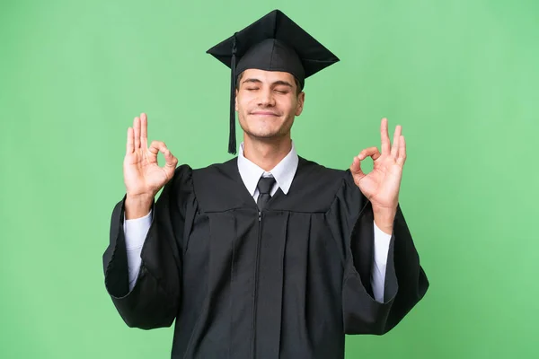 Νεαρός Απόφοιτος Πανεπιστημίου Καυκάσιος Άνδρας Πάνω Από Απομονωμένο Υπόβαθρο Στο — Φωτογραφία Αρχείου